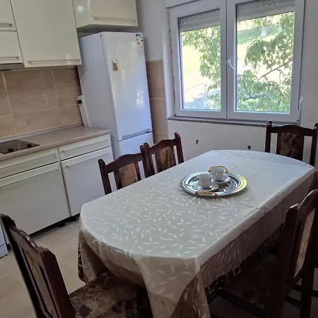 Modern Spacious Vis Apartment! 5min Cafes דירה