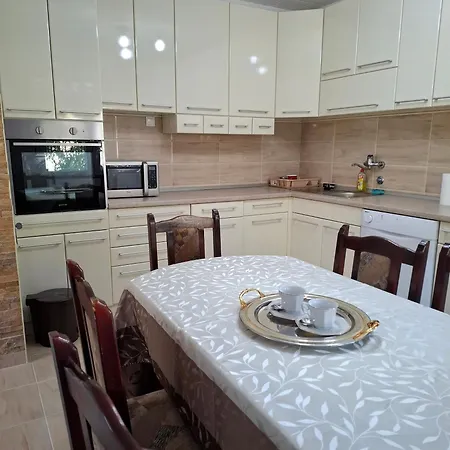 Modern Spacious Vis Apartment! 5min Cafes Raška