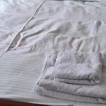 Modern Spacious Vis Apartment! 5min Cafes דירה