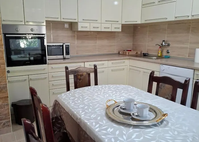 Modern Spacious Vis Apartment! 5min Cafes Raska
