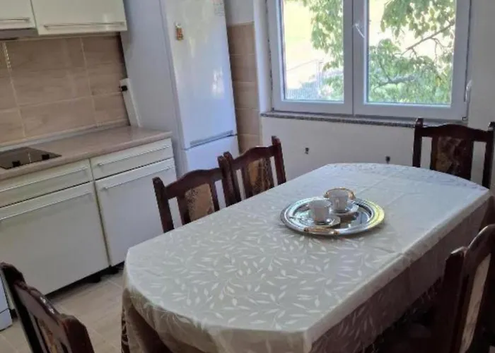 Modern Spacious Vis Apartment! 5min Cafes Апартаменты