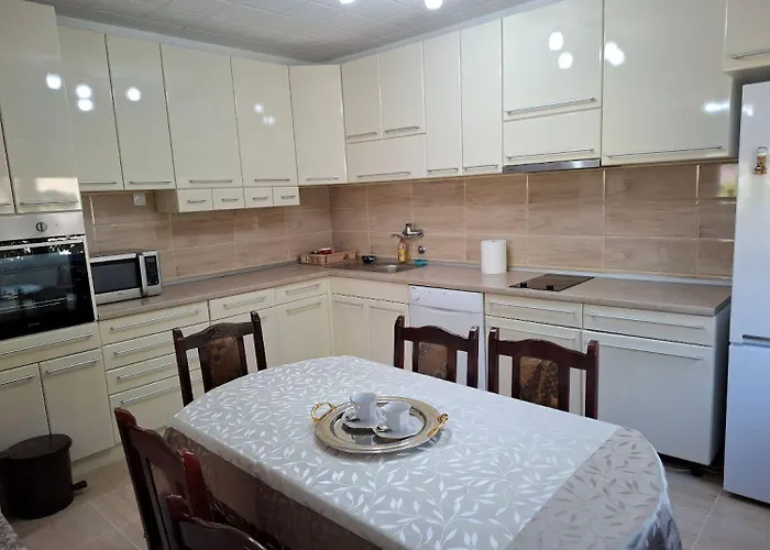 Апартаменты Modern Spacious Vis Apartment! 5min Cafes Raska